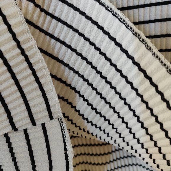 Accordion Pleated Crepe Fabric Striped Shirt - Picture 4 of 5